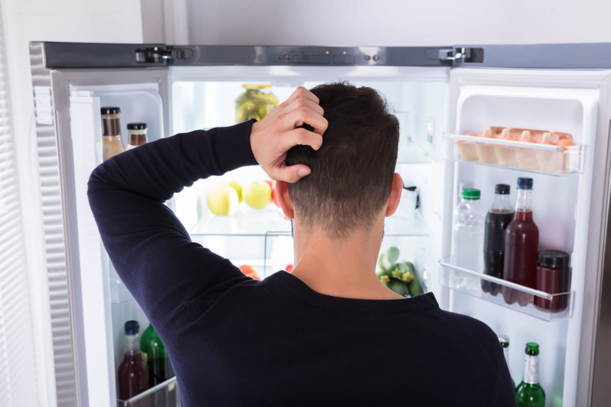 冷蔵を開ける男性