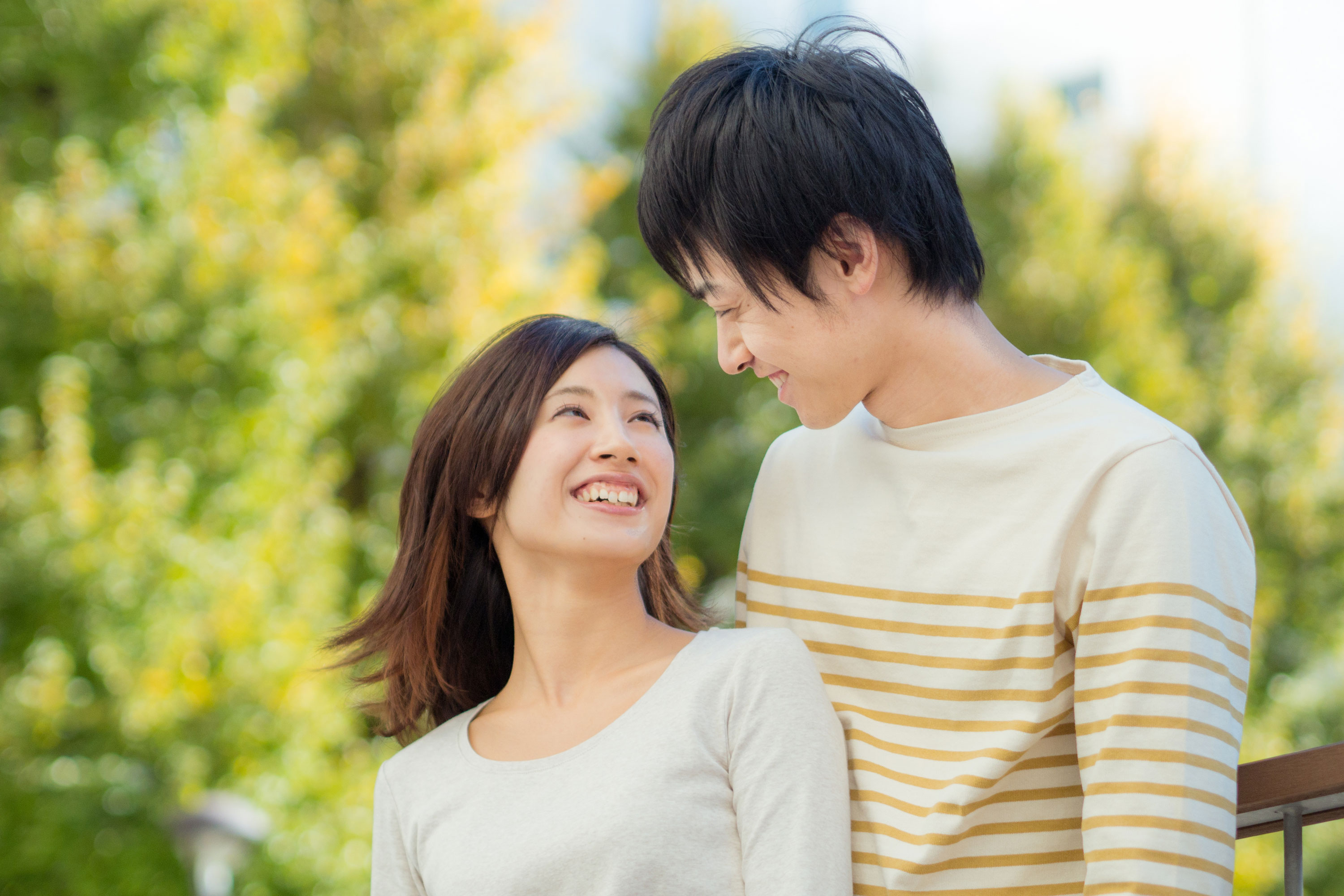 Жена с азиатами. Японские пары. Японские влюбленные. Влюбленные японцы. Влюбленная азиатская пара.