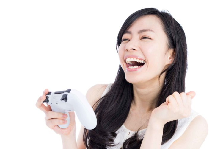 オンラインゲームをする女性