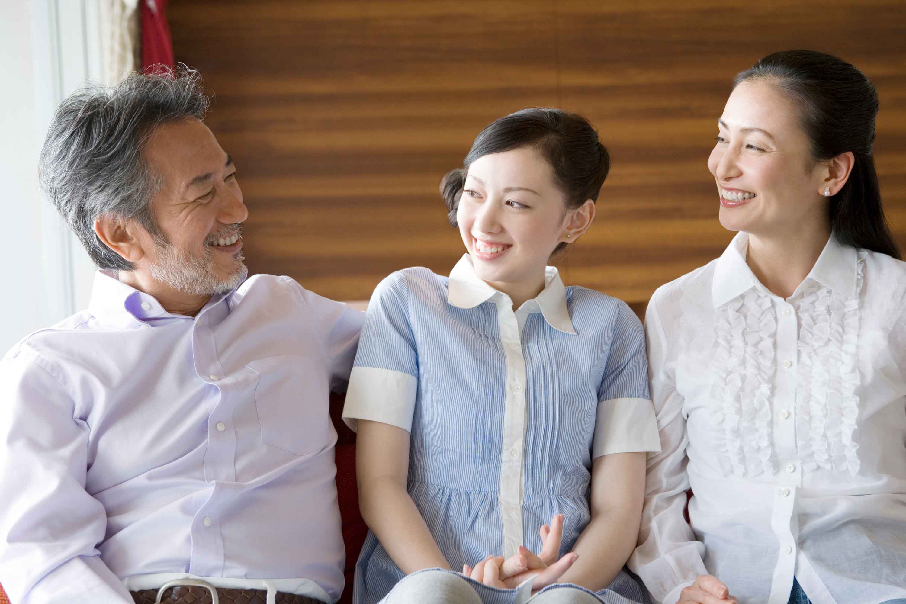 Семья говорить. Фото Japanese mother father. Family Japan father. Japan father and girl.