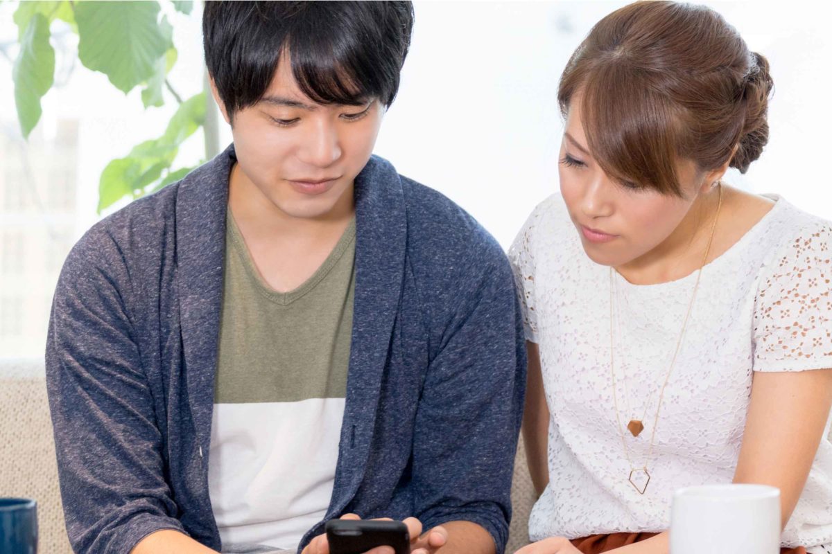 連絡先を交換する男女