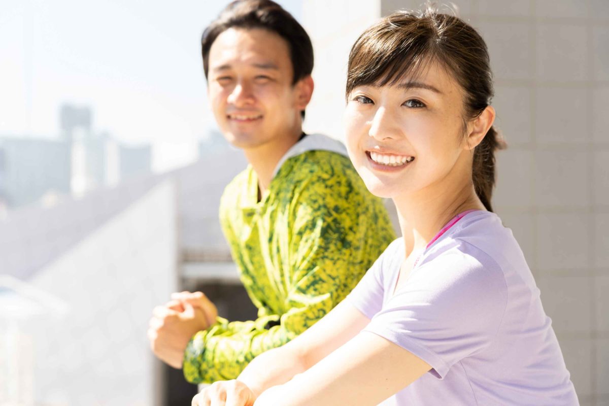 スポーツを楽しむ男女