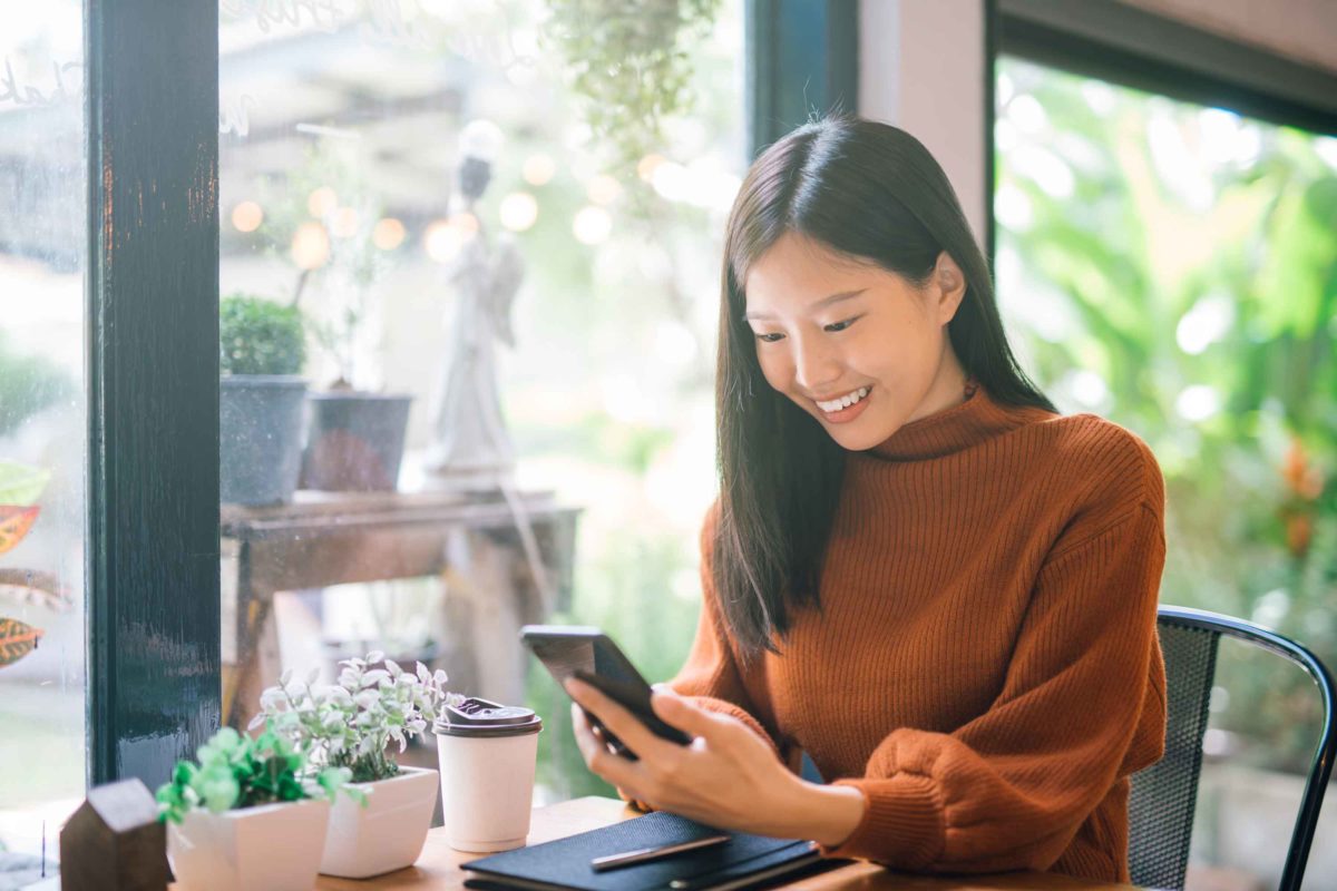 スマホを見る女性