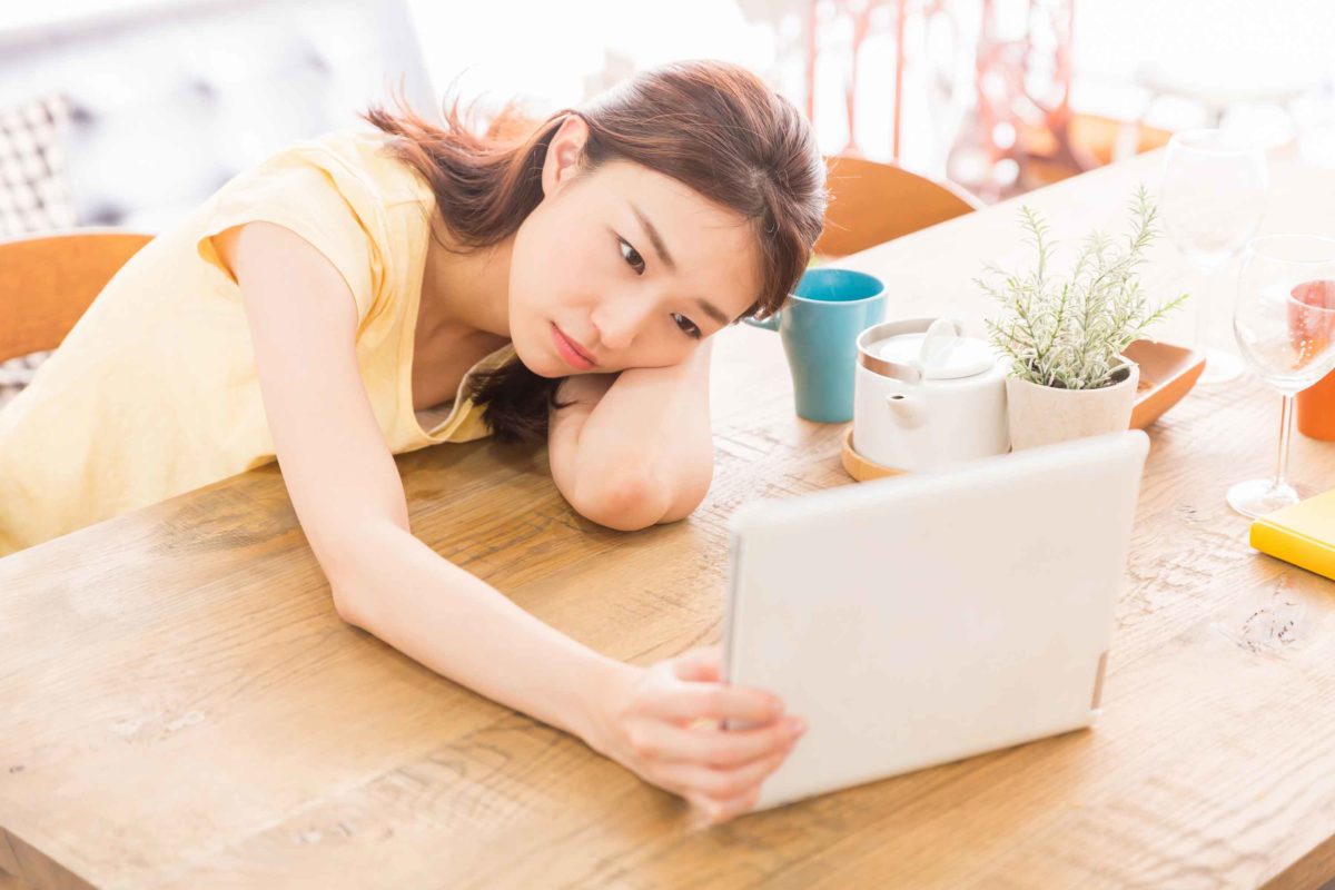 悩む女性