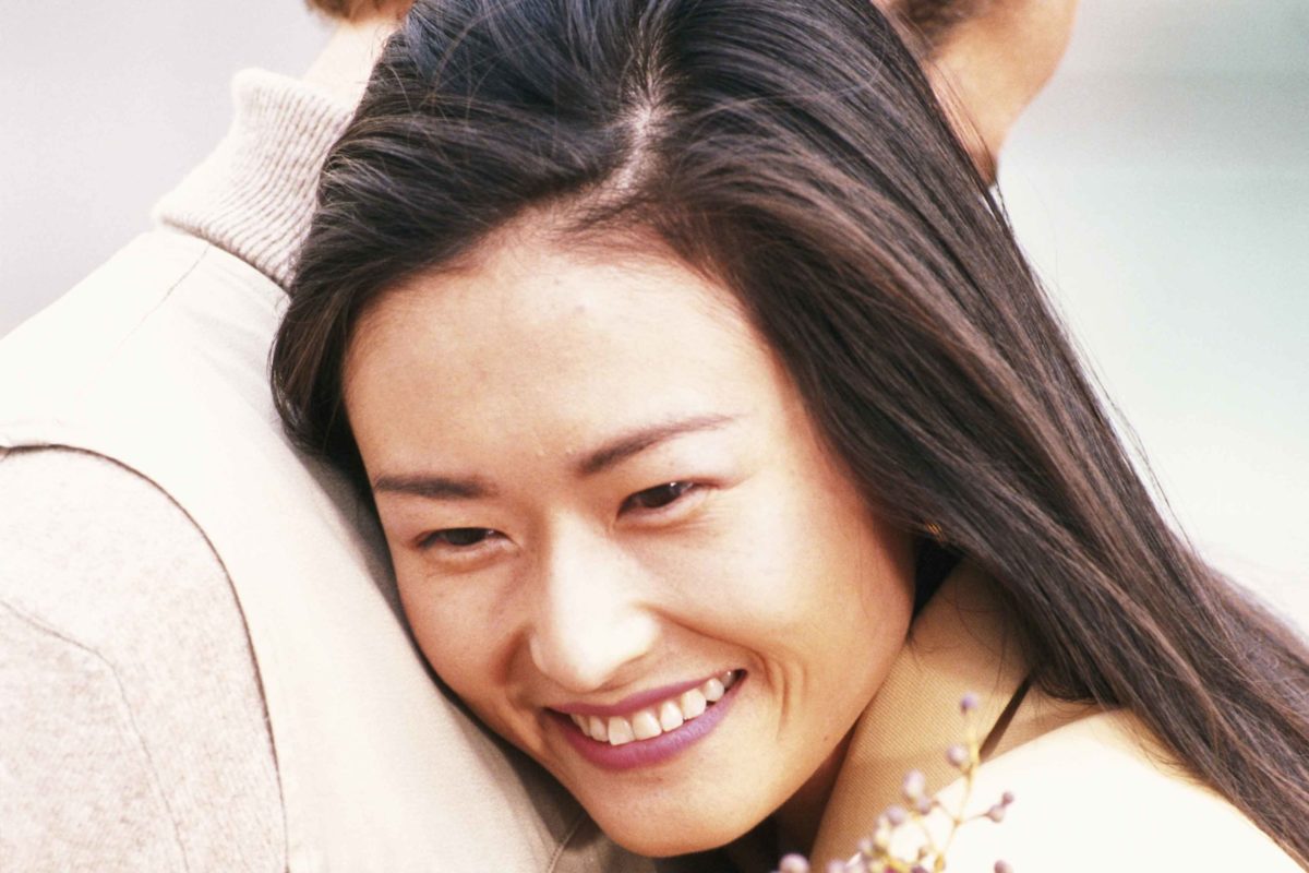 男性を抱きしめる女性