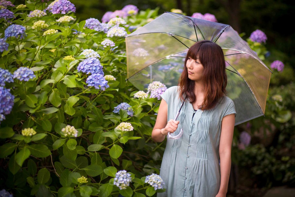 雨の日の女性