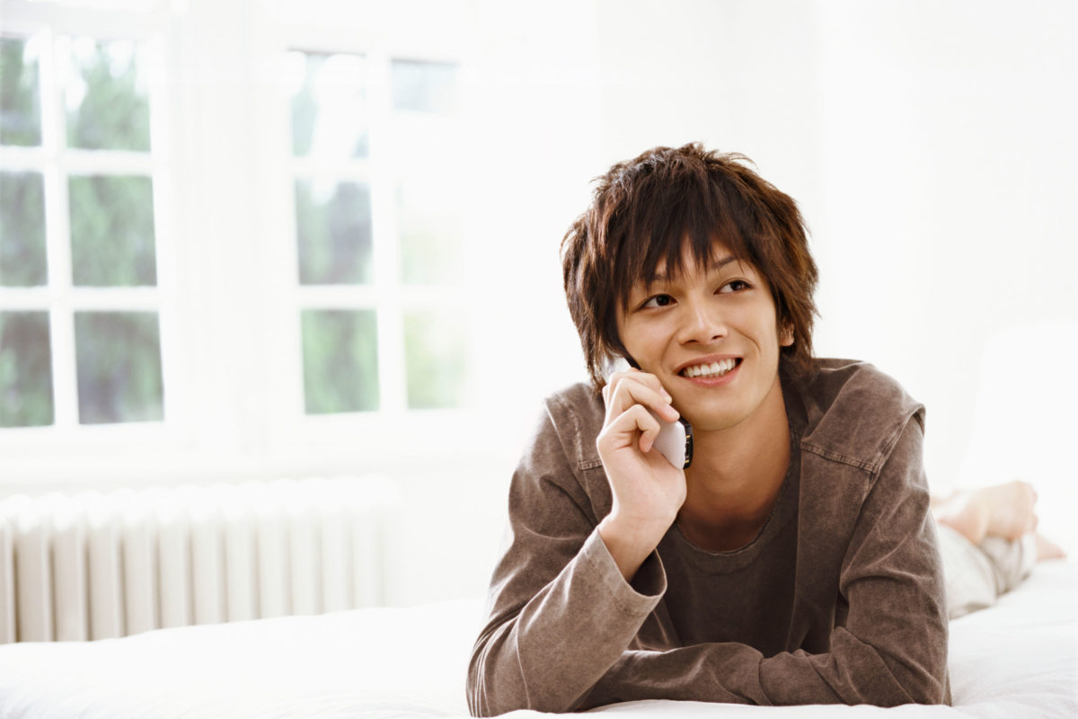 電話をする男性