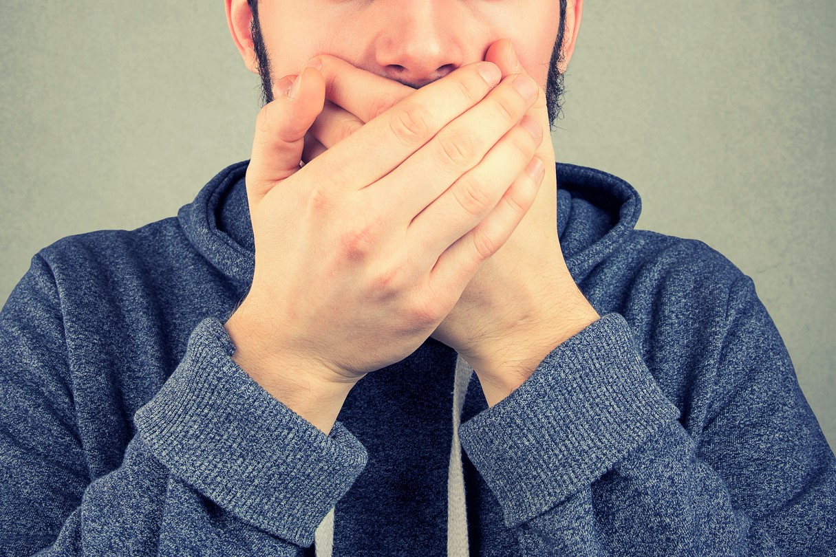 口を塞ぐ男性 Man Covering Mouth In Restriction To Talk Fumumu