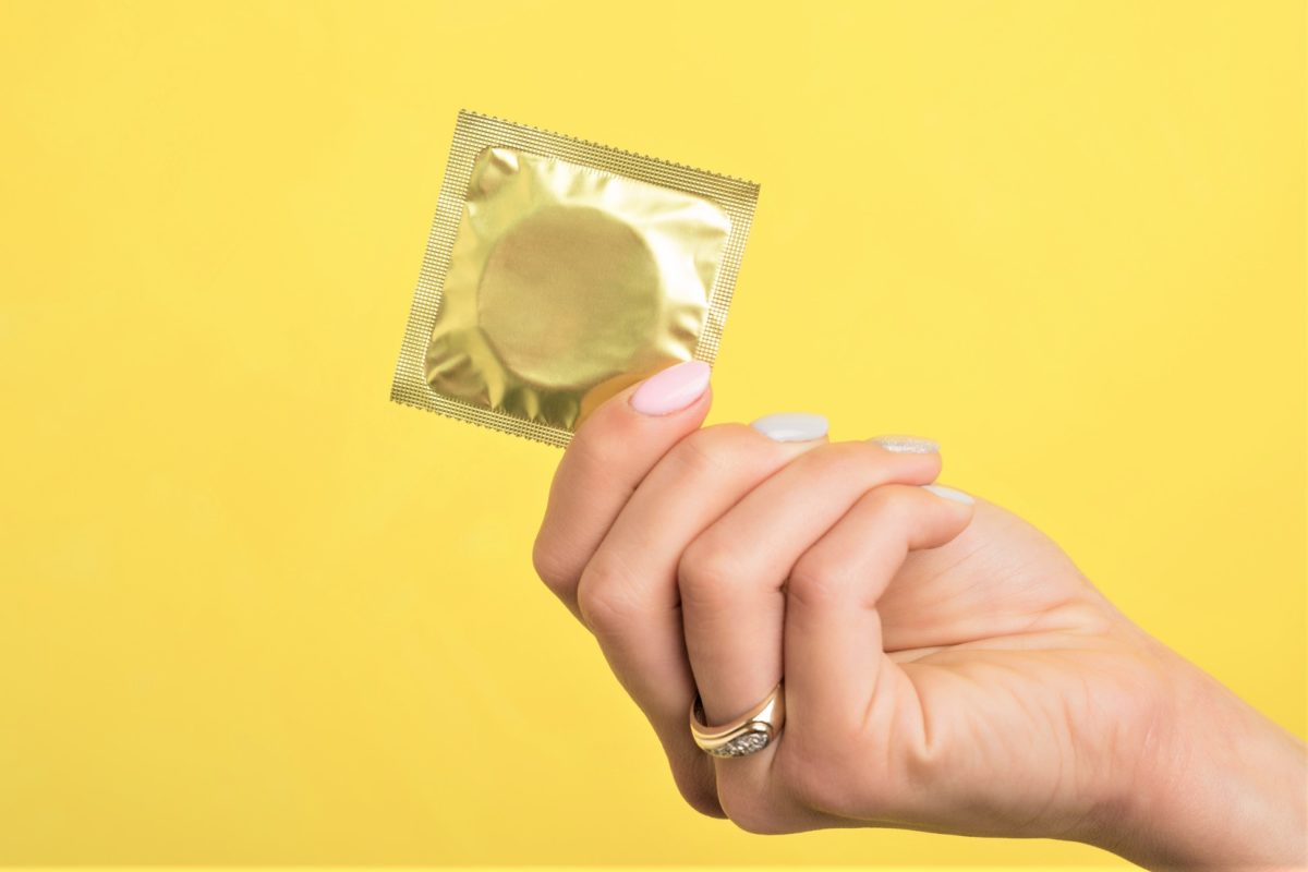 コンドームを持つ女性