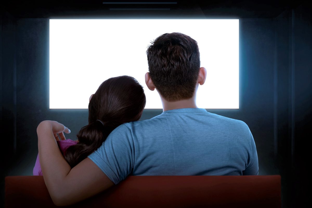 映画を観るカップル