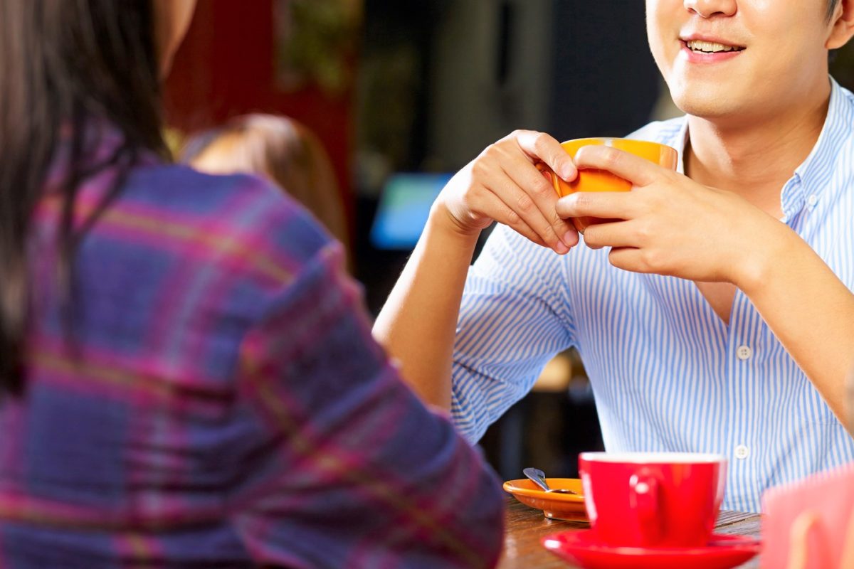 会話をするカップル