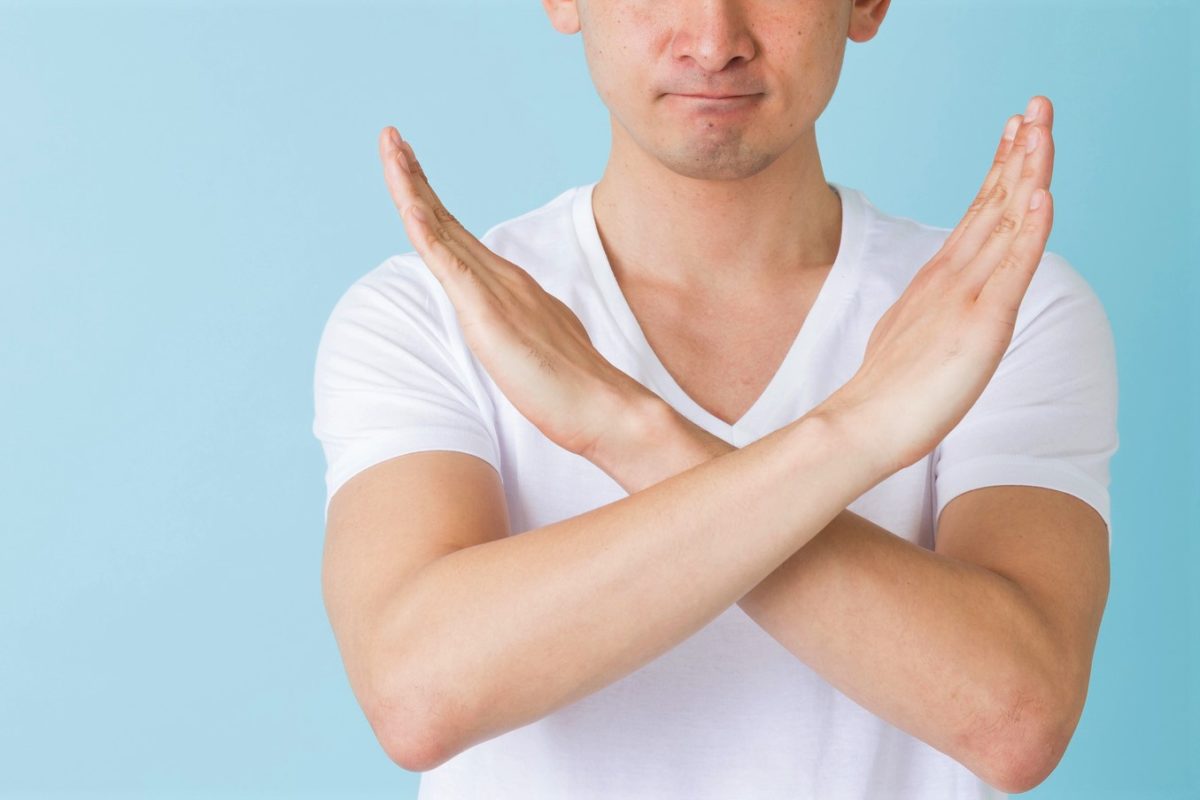 拒否する男性
