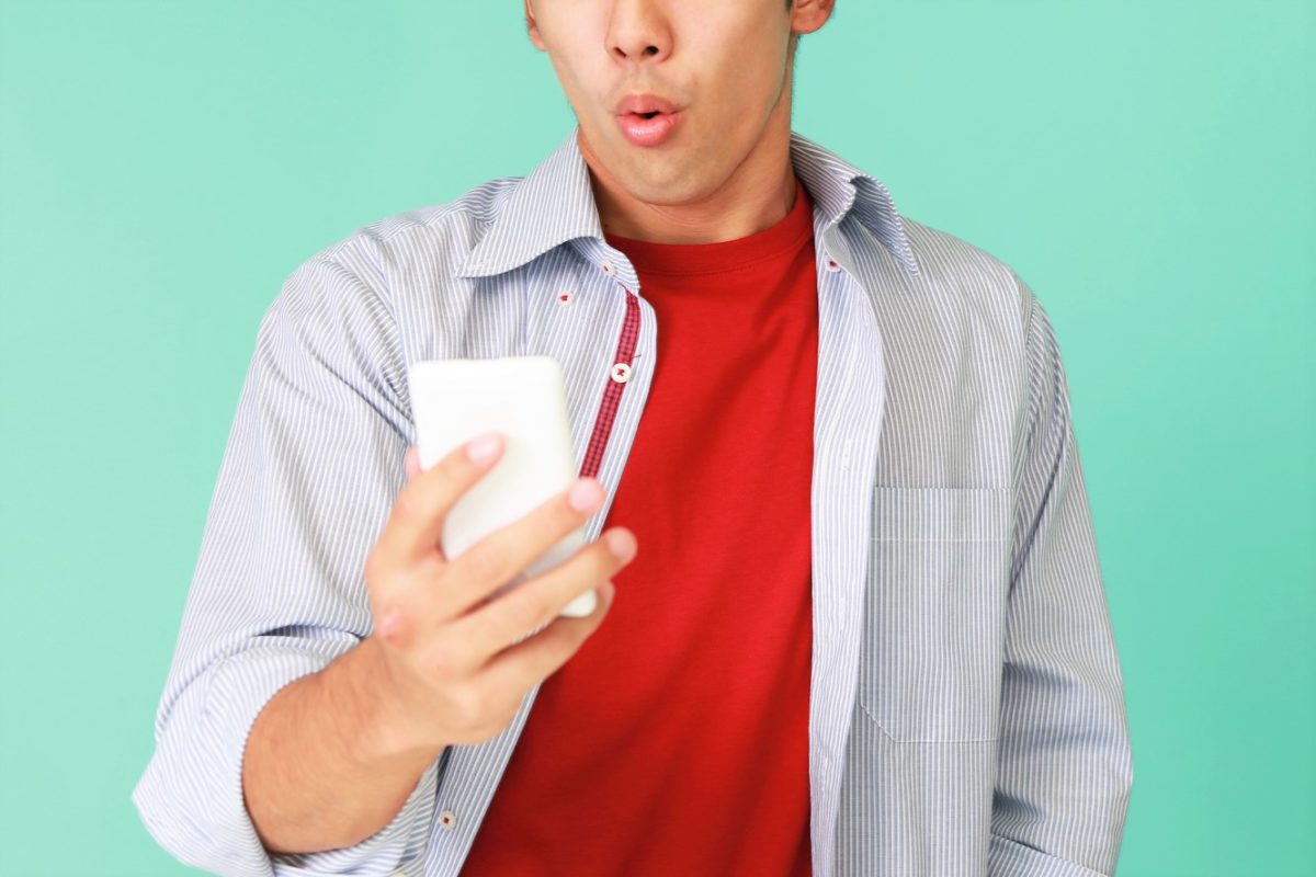 驚く男性