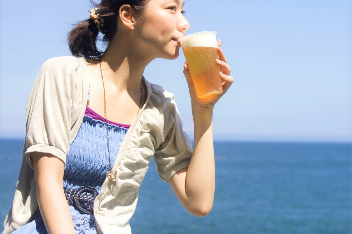 ビールを飲む女性