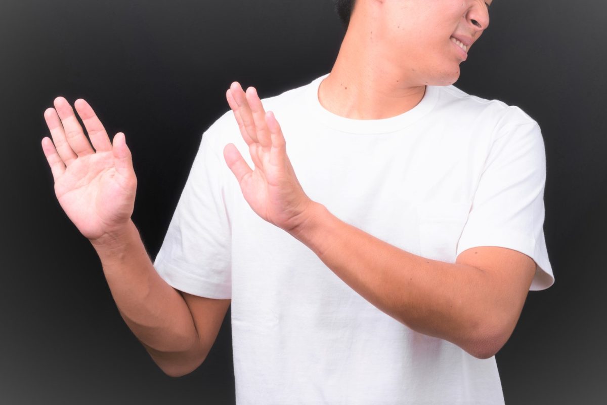 拒否する男性