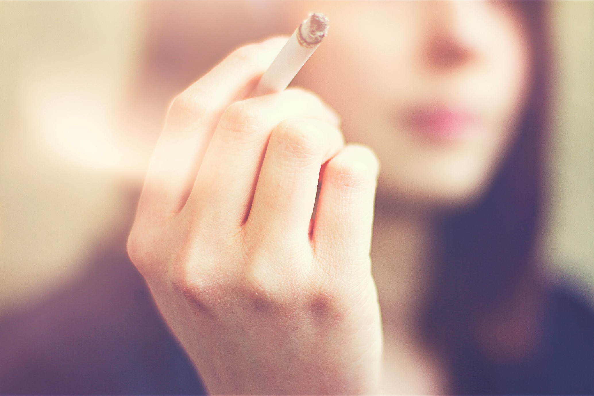 女人拿烟的手图片素材-编号10442061-图行天下