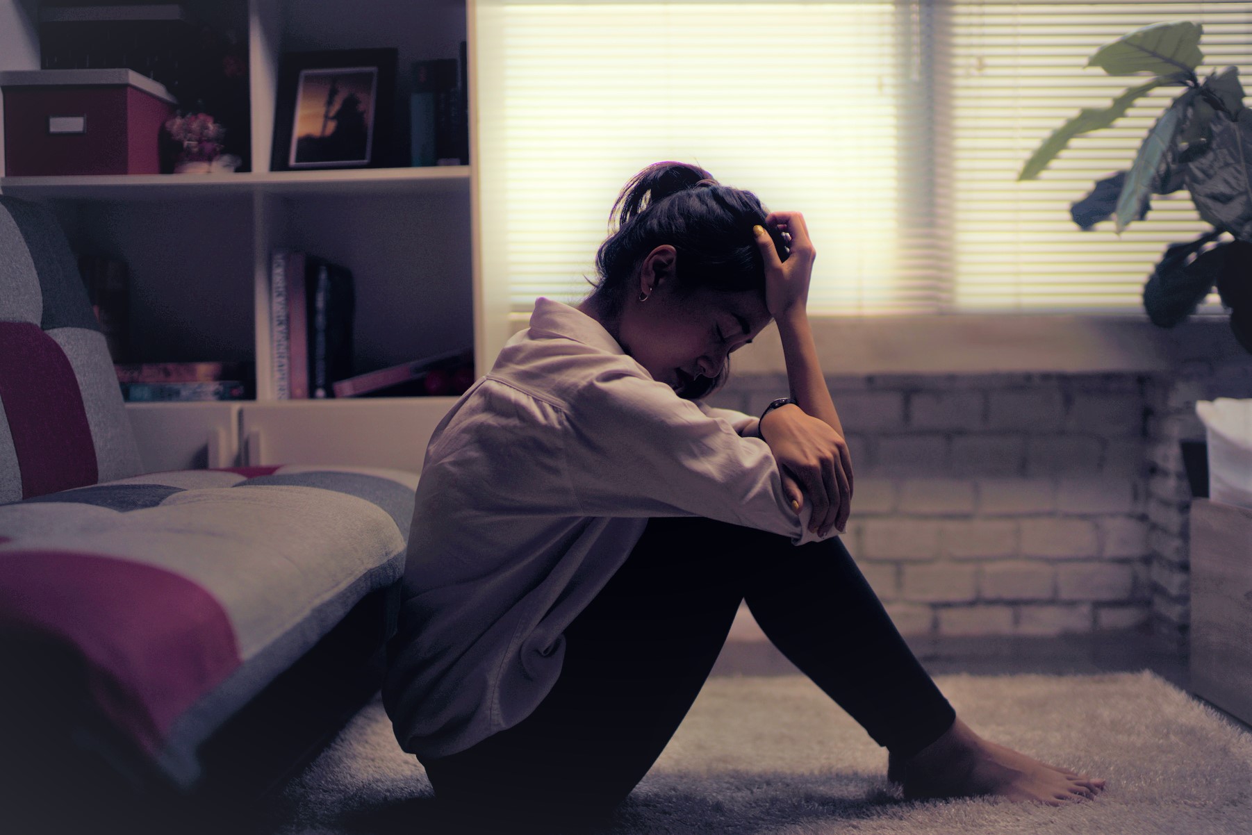 落ち込む女性 – Business woman is depressed. She felt stressed and alone in the house. – fumumu