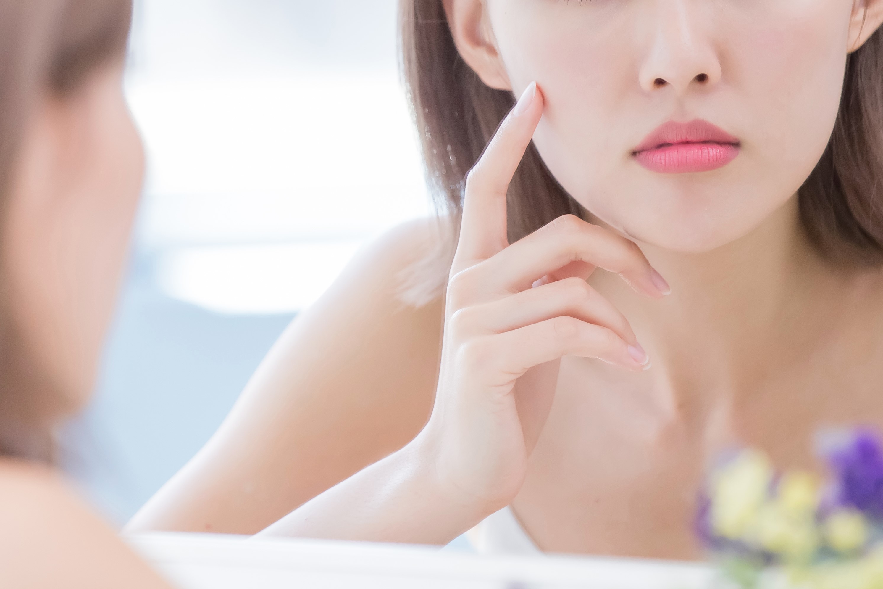 鏡を見る女性 Woman With Acne Problem Fumumu