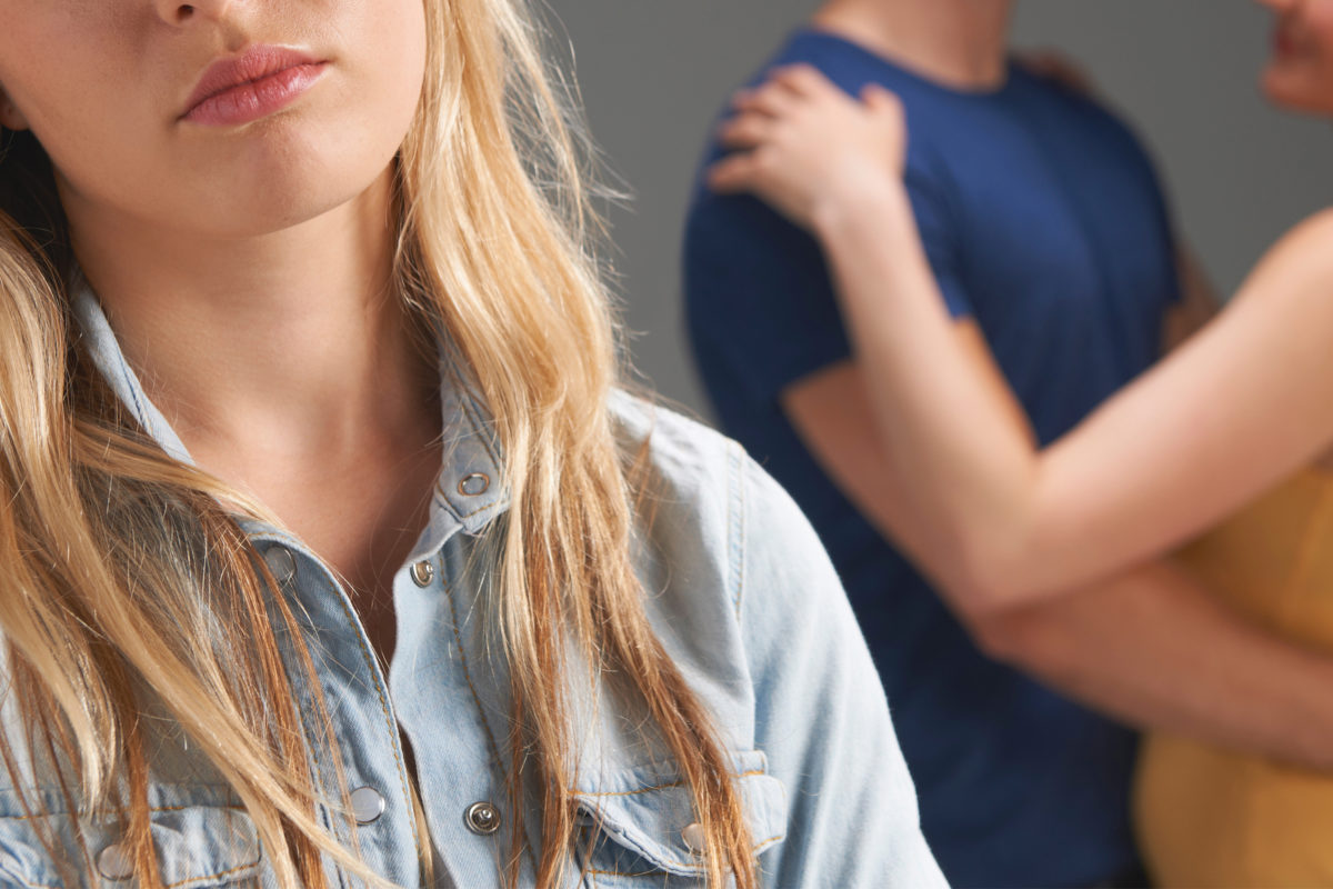 気になる彼の近くにいるマウント女子 撃退するいい方法とは Fumumu