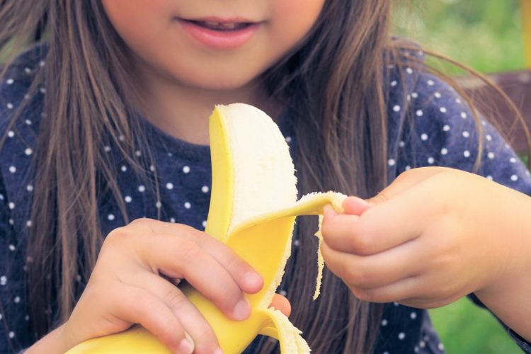 バナナを食べる少女