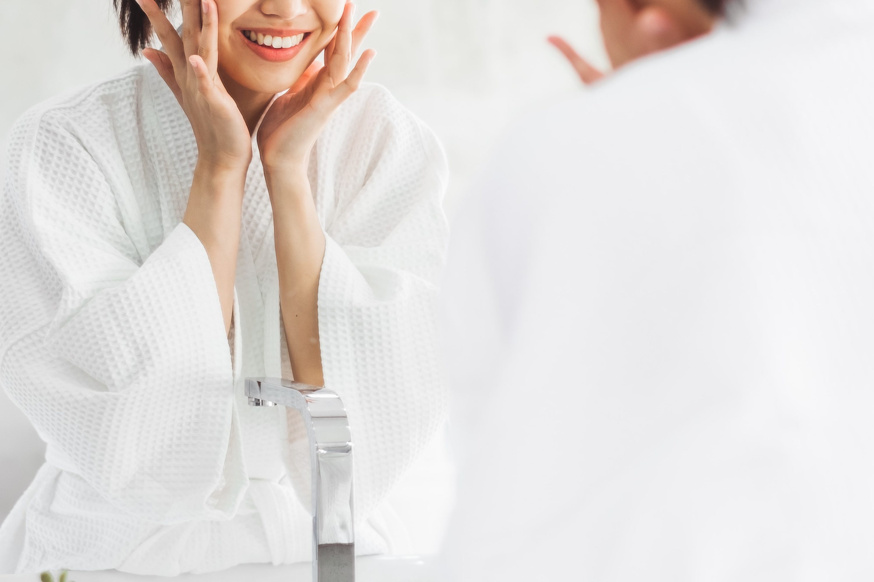 鏡を見る女性 Asian woman cleaning face front of mirror, skin care and