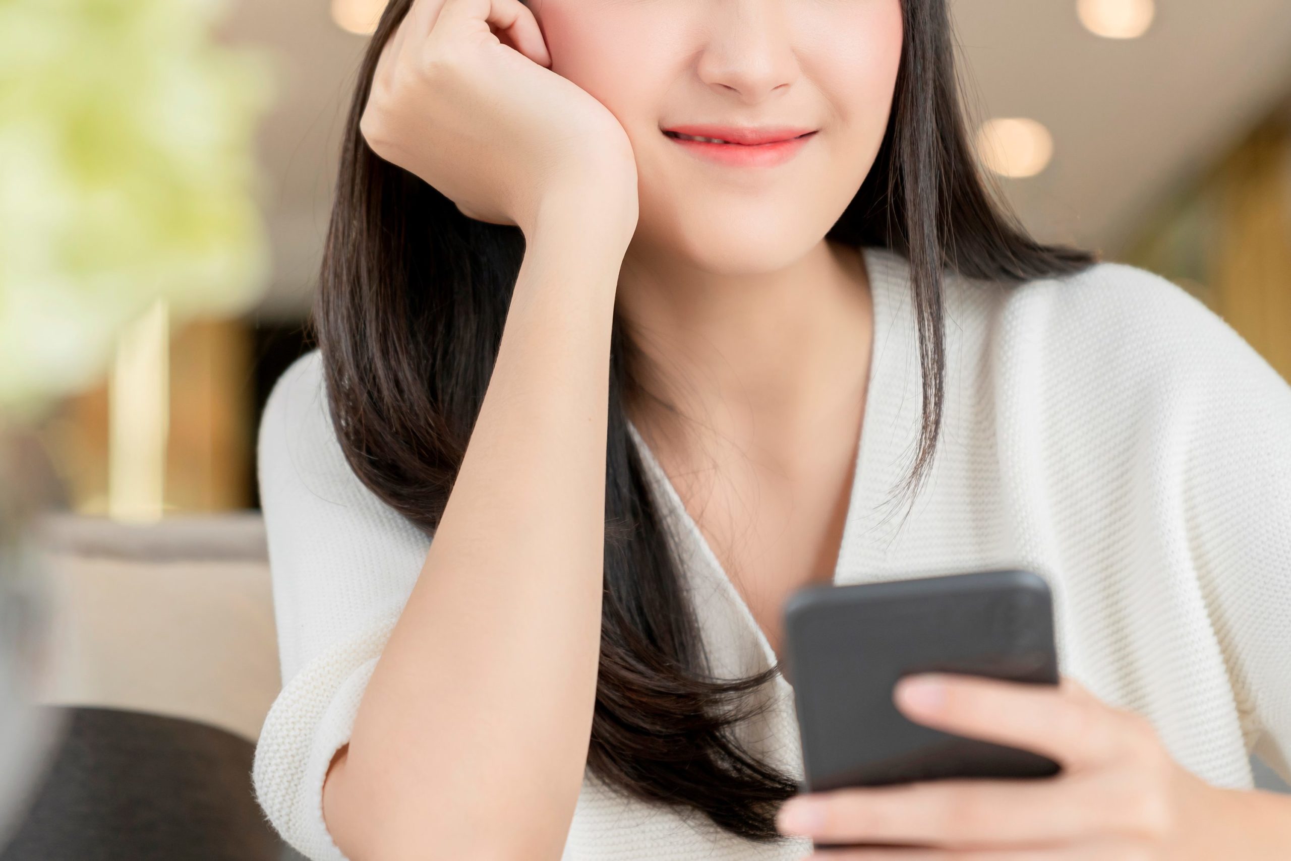スマホを見る女性 beautiful asian woman long black hair portrait white sweater