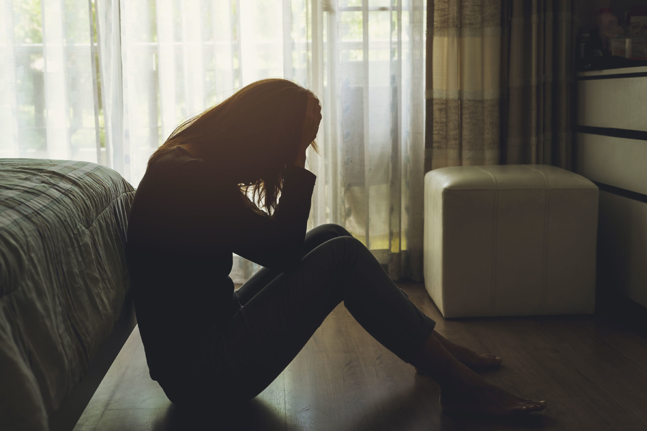 落ち込む女性 – GettyImages-680834894_13 – fumumu