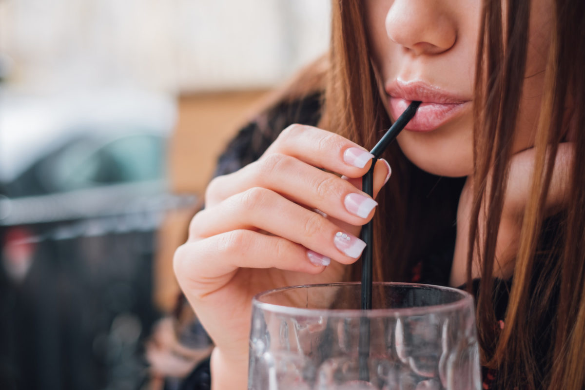 ストローを活用 気になる彼を惹きつける ニアチュー ポーズ3選 Fumumu