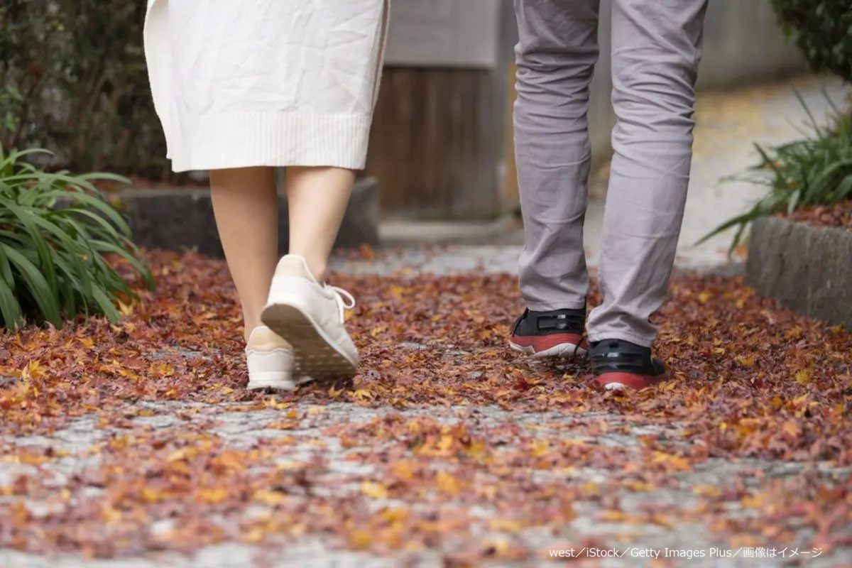 歩く秋のカップル
