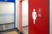 トイレ個室に入ったら「気まずいもの」が…　女性の約3割が経験しているトラブル