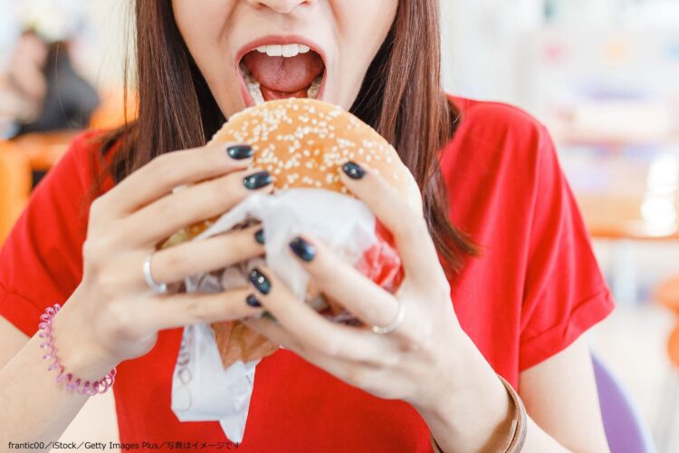 ハンバーガー　食べる　女性