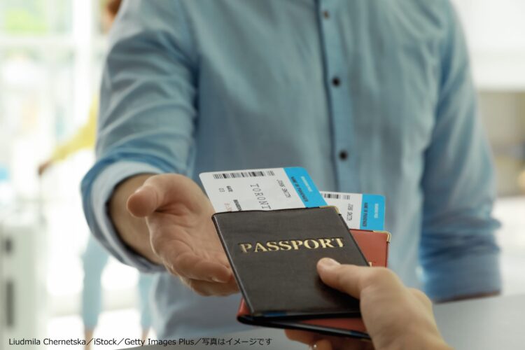 男性　空港　パスポート