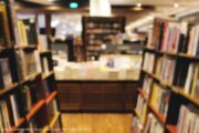 フランス人ユーチューバー、日本の本屋で“衝撃を受けた対応”　「ありえない…」